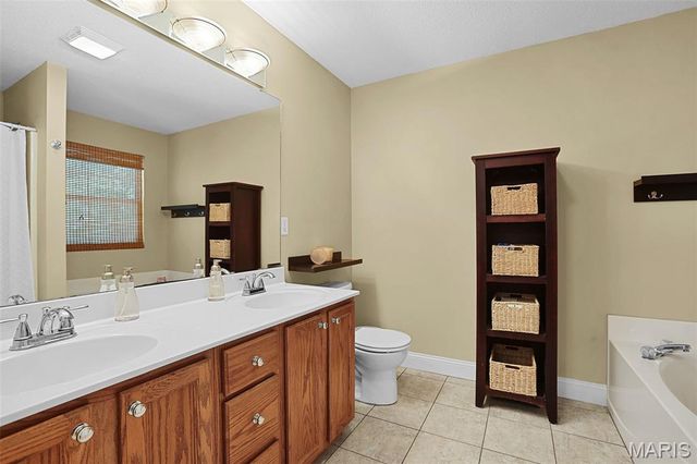 28 S Meadow Lane, Glen Carbon, IL 62034