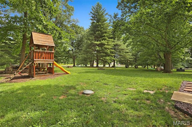 28 S Meadow Lane, Glen Carbon, IL 62034
