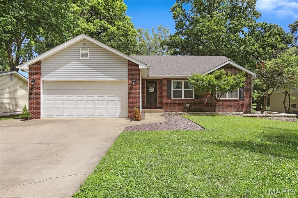 28 S Meadow Lane, Glen Carbon, IL 62034