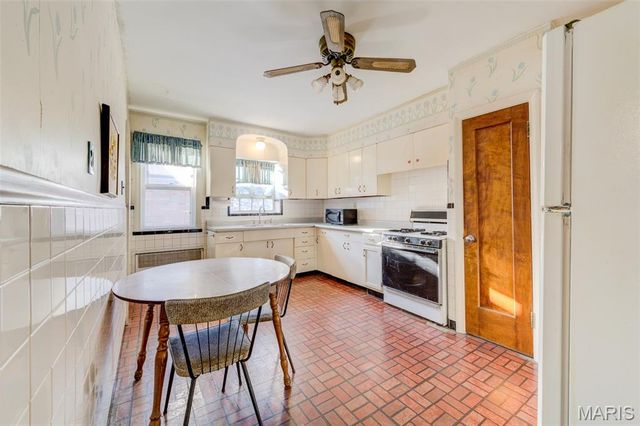 2940 Moniteau Drive, St Louis, MO 63121