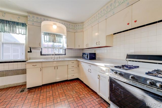 2940 Moniteau Drive, St Louis, MO 63121