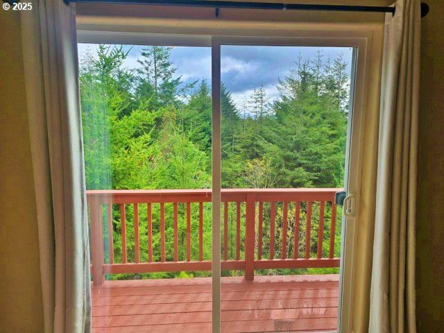 953 INLET Loop, Coos Bay, OR 97420