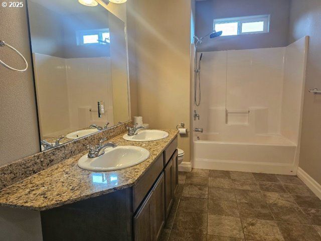 953 INLET Loop, Coos Bay, OR 97420