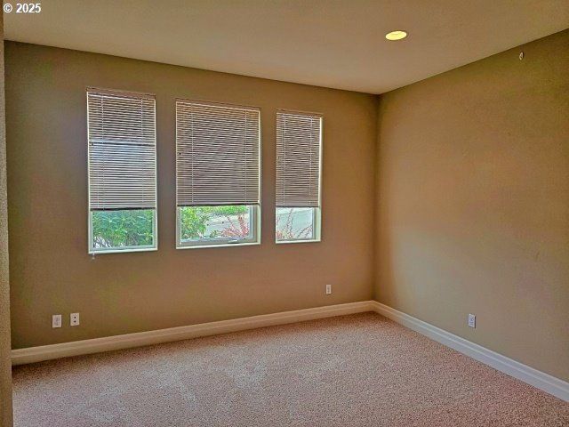 953 INLET Loop, Coos Bay, OR 97420