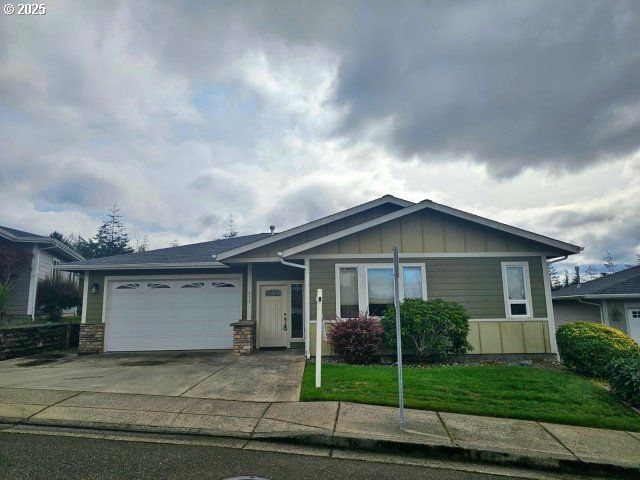 953 INLET Loop, Coos Bay, OR 97420
