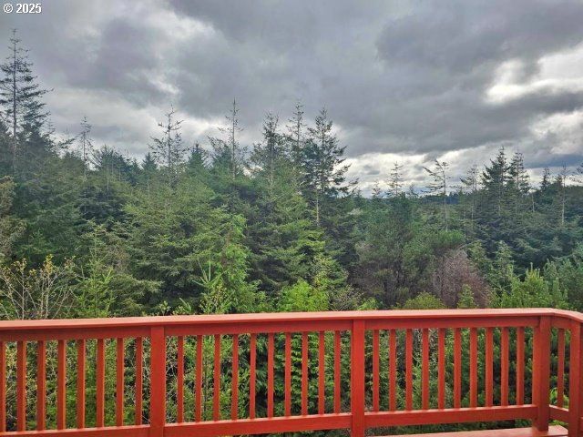 953 INLET Loop, Coos Bay, OR 97420