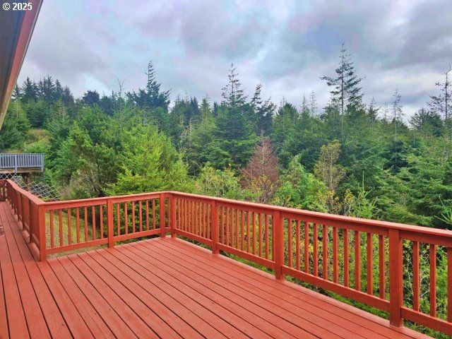953 INLET Loop, Coos Bay, OR 97420