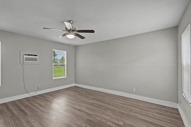 521 2nd Avenue N, Texas City, TX 77590