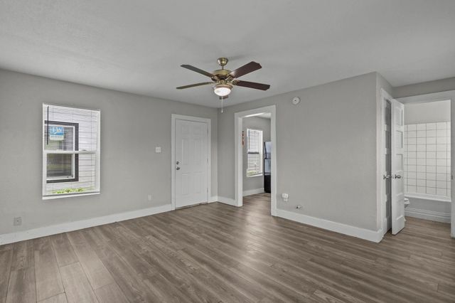 521 2nd Avenue N, Texas City, TX 77590
