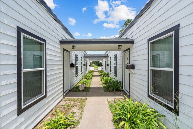 521 2nd Avenue N, Texas City, TX 77590