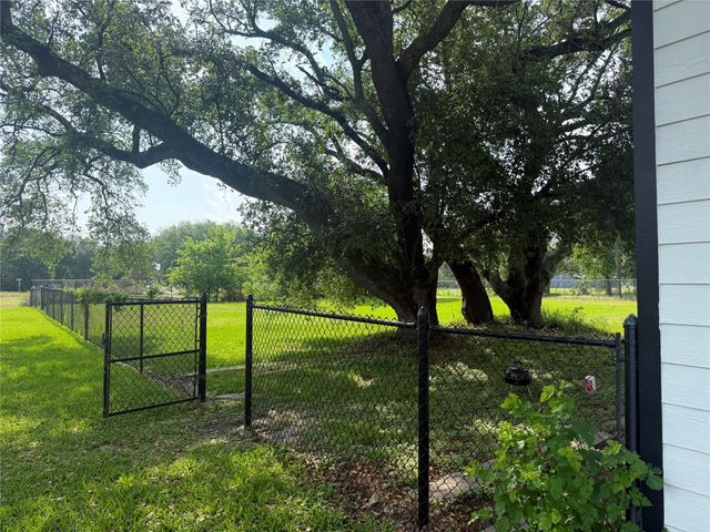 521 2nd Avenue N, Texas City, TX 77590