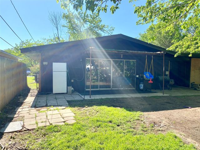 302 Meadow Drive, Gainesville, TX 76240