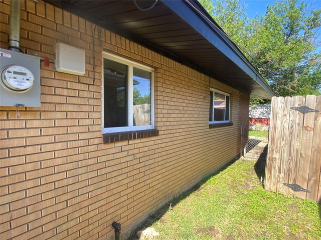 302 Meadow Drive, Gainesville, TX 76240