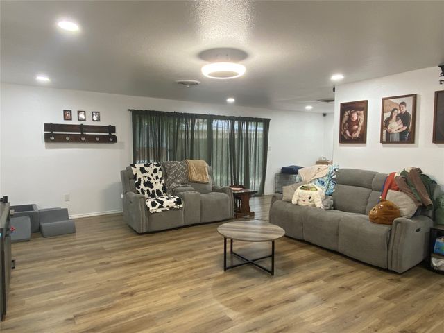 302 Meadow Drive, Gainesville, TX 76240