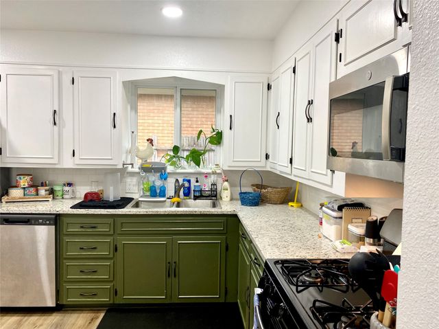 302 Meadow Drive, Gainesville, TX 76240