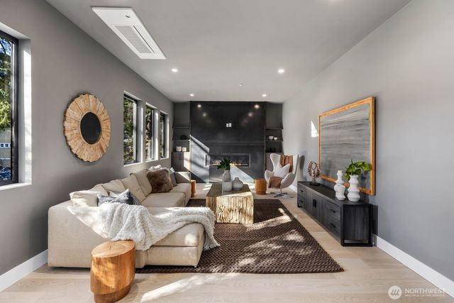 1653 105th Avenue SE, Bellevue, WA 98004