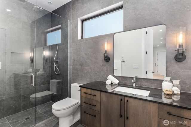 1653 105th Avenue SE, Bellevue, WA 98004