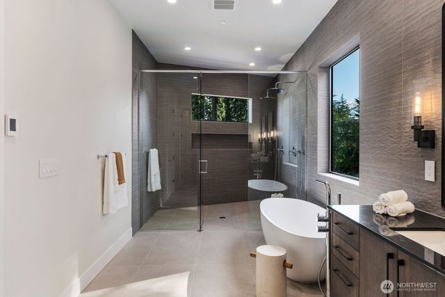 1653 105th Avenue SE, Bellevue, WA 98004