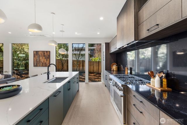 1653 105th Avenue SE, Bellevue, WA 98004