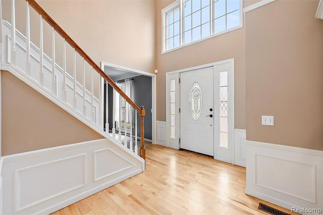 5699 Applegrove Drive, West Bloomfield, MI 48324