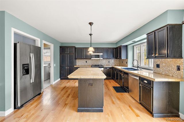 5699 Applegrove Drive, West Bloomfield, MI 48324