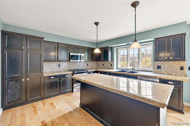 5699 Applegrove Drive, West Bloomfield, MI 48324