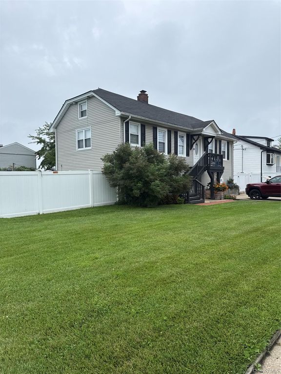 589 S Ocean Avenue, Freeport, NY 11520 — photo 2