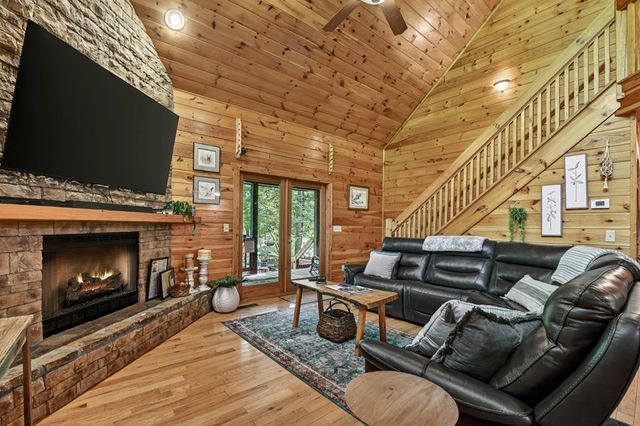 658 Navaho Way, Ellijay, GA 30540