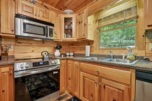 658 Navaho Way, Ellijay, GA 30540