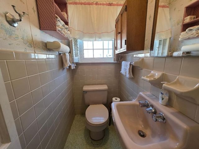 54 Grant Avenue, Somerset, MA 02726