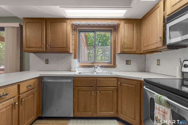 86 Carriage Way, Windsor, CT 06095