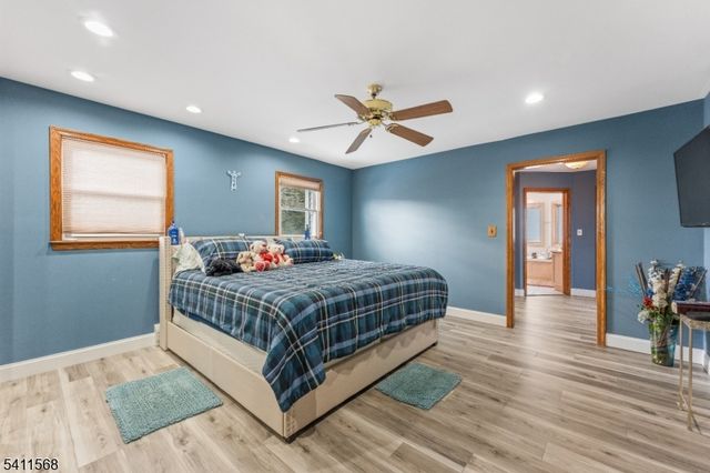 9 Chalen Ct, Pompton Lakes Boro, NJ 07442