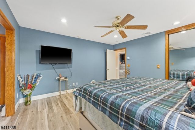 9 Chalen Ct, Pompton Lakes Boro, NJ 07442