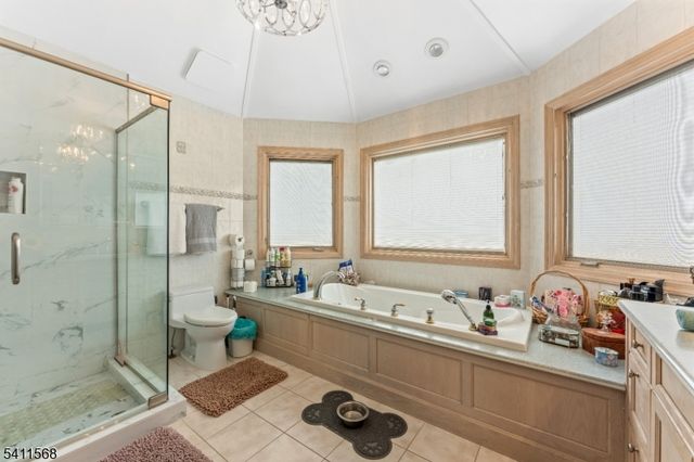 9 Chalen Ct, Pompton Lakes Boro, NJ 07442