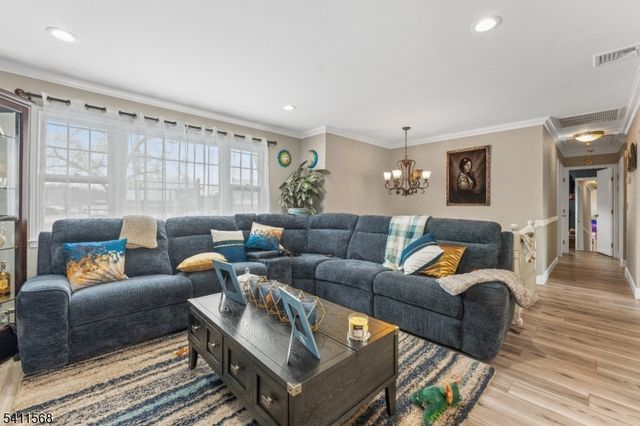 9 Chalen Ct, Pompton Lakes Boro, NJ 07442