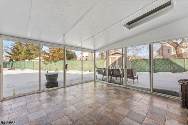 9 Chalen Ct, Pompton Lakes Boro, NJ 07442