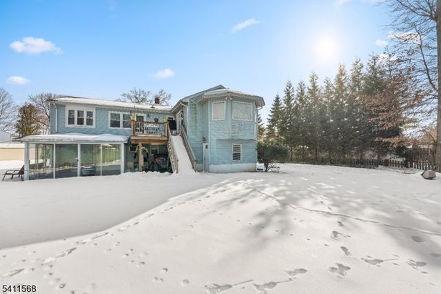 9 Chalen Ct, Pompton Lakes Boro, NJ 07442