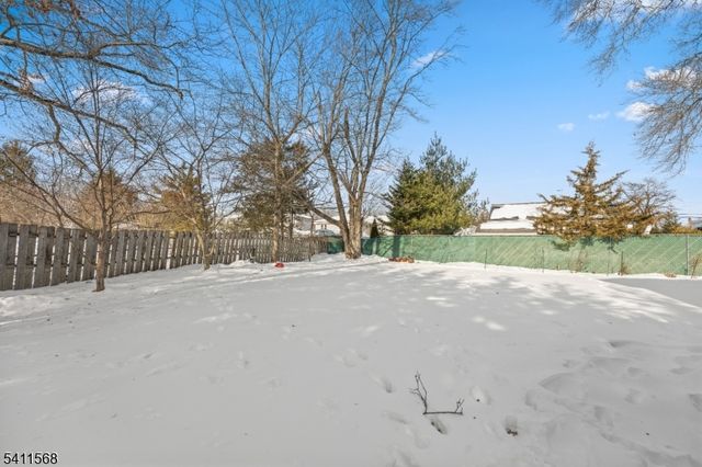 9 Chalen Ct, Pompton Lakes Boro, NJ 07442