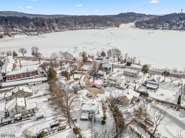 9 Chalen Ct, Pompton Lakes Boro, NJ 07442