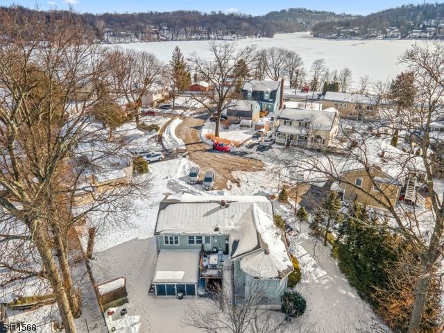 9 Chalen Ct, Pompton Lakes Boro, NJ 07442