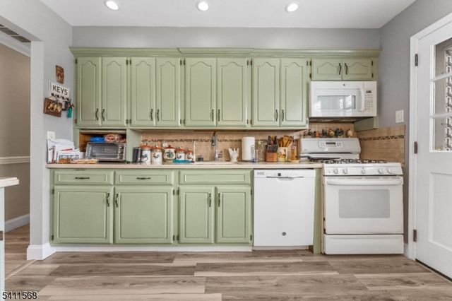 9 Chalen Ct, Pompton Lakes Boro, NJ 07442