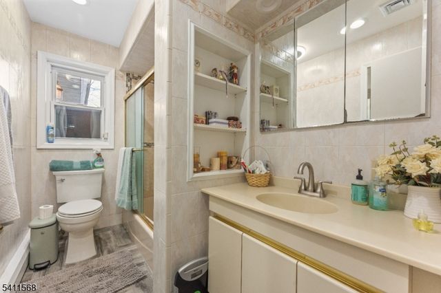 9 Chalen Ct, Pompton Lakes Boro, NJ 07442