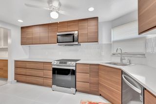 3590 Via Poinciana 205, Lake Worth, FL 33467