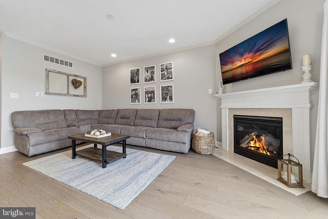 3 GLACIER DR, Berlin, NJ 08009