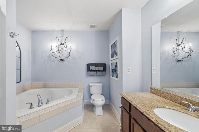 3 GLACIER DR, Berlin, NJ 08009