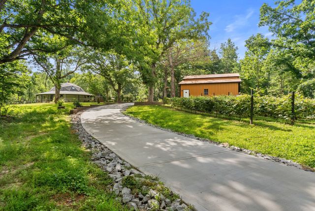 7362 Walker Rd, Fairview, TN 37062