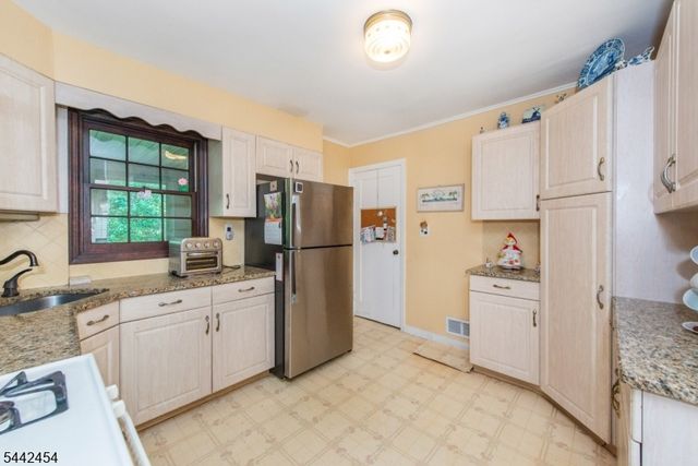 906 Maurice Ave, Rahway City, NJ 07065