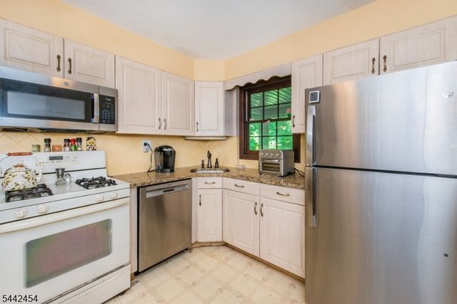 906 Maurice Ave, Rahway City, NJ 07065