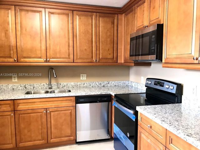 369 Lakeview Dr 203, Weston, FL 33326