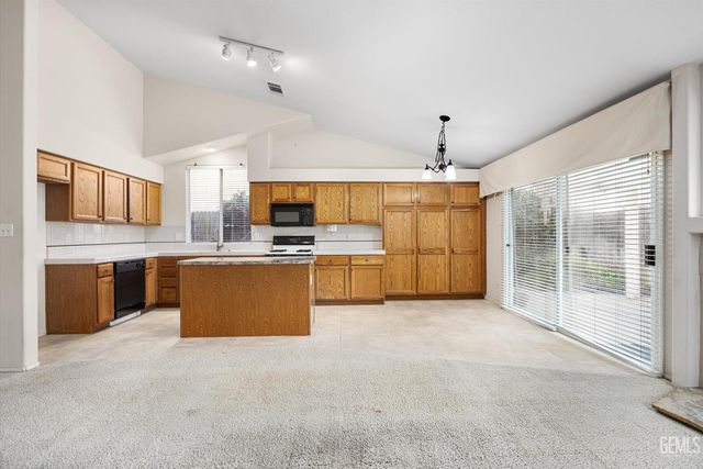 8609 Goldfinch Drive, Bakersfield, CA 93312